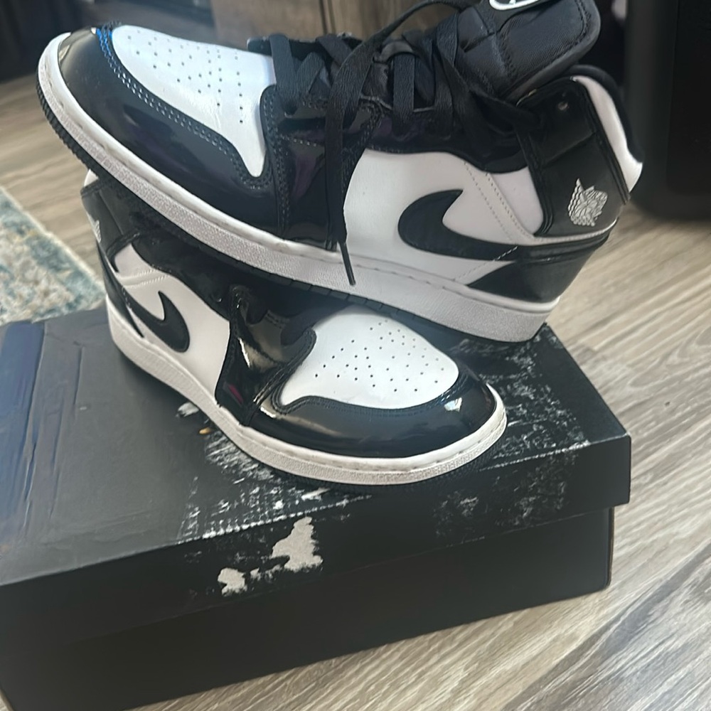 Gently Used AIR JORDAN 1 MID SE ASW BIG KID SIZE 7Y Color: Black/White